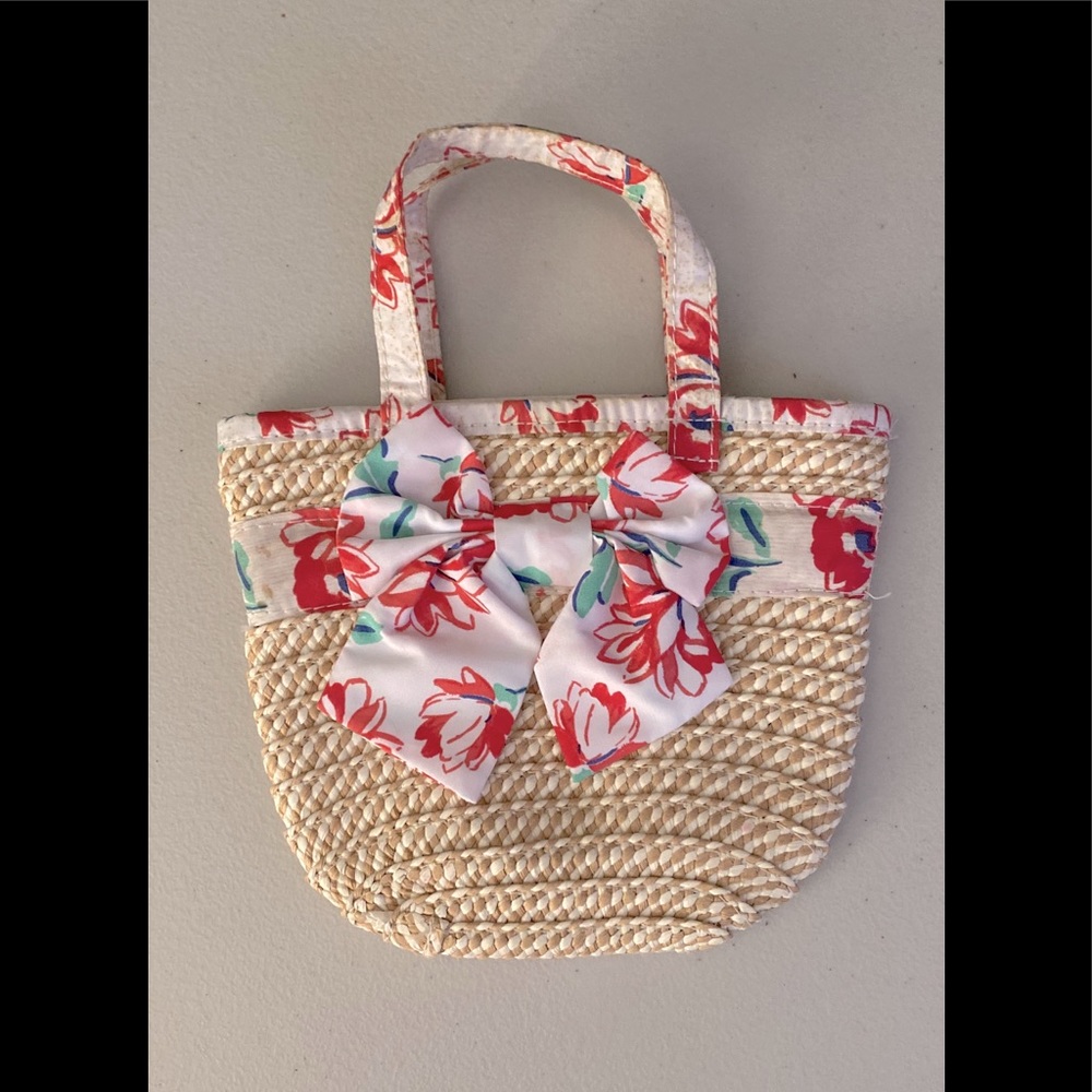 Little girl’s straw purse with bow